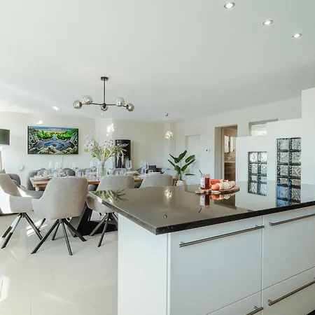 Διαμέρισμα Premium Feelgood Gruppenapartment - Bis Zu 8 Personen - 120 Qm - 2 Baeder - Whirlpool, Sonnenterrasse & Grill - Im Herzen Kassels Κάσελ