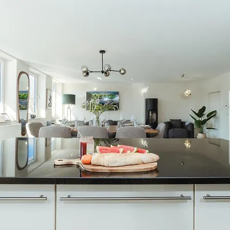 FeelGood Luxus - für Gruppen&Familien mit Whirlpool, Terrasse&Grill - Top Lage Apartment *