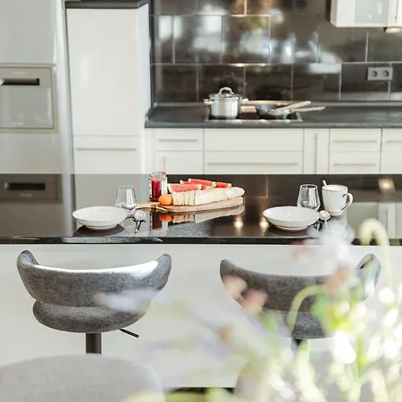 Premium Feelgood Gruppenapartment - Bis Zu 8 Personen - 120 Qm - 2 Baeder - Whirlpool, Sonnenterrasse & Grill - Im Herzen Kassels *